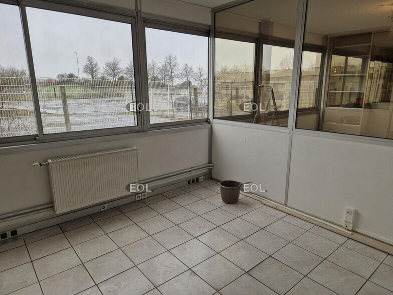 16 Rue Du Chêne Vert, SAINT-BARTHELEMY-D'ANJOU for lease - Interior Photo - Image 3 of 3