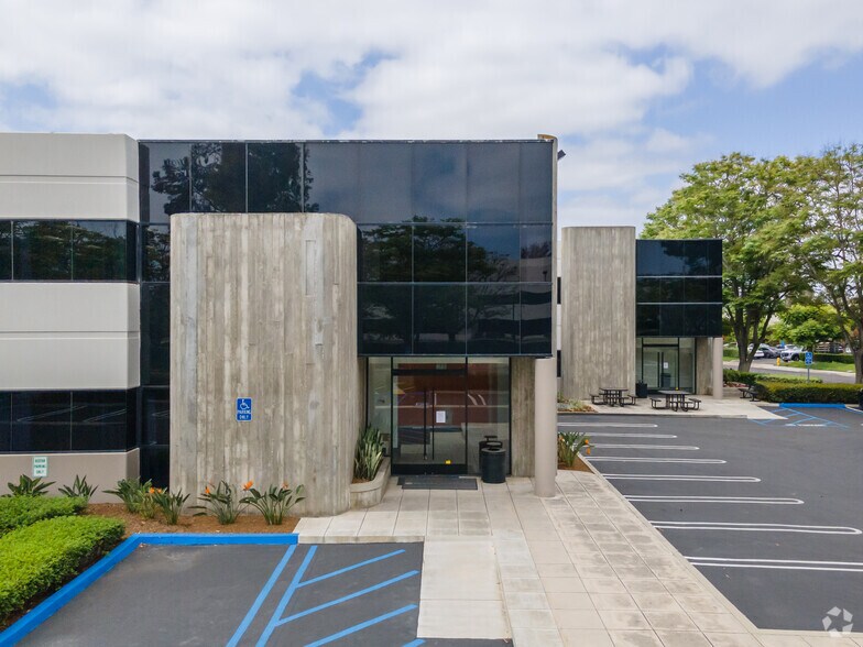 1 Vanderbilt, Irvine, CA à louer - Photo du bâtiment - Image 3 de 6