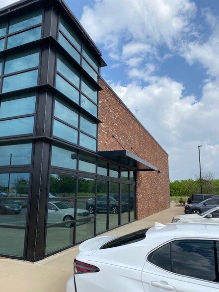 901 E Harwood Rd, Euless, TX for lease - Building Photo - Image 3 of 7