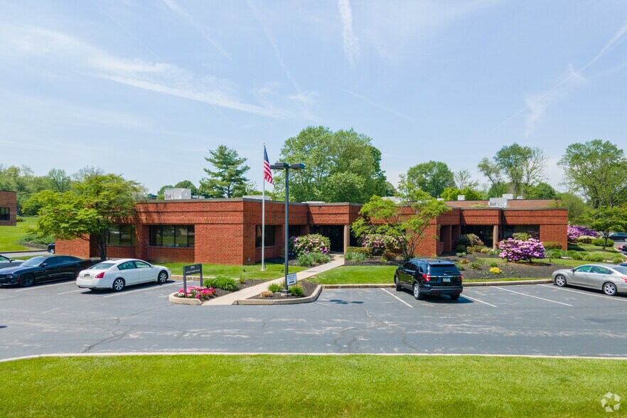 748 Springdale Dr, Exton, PA à louer - Photo du bâtiment - Image 1 de 4