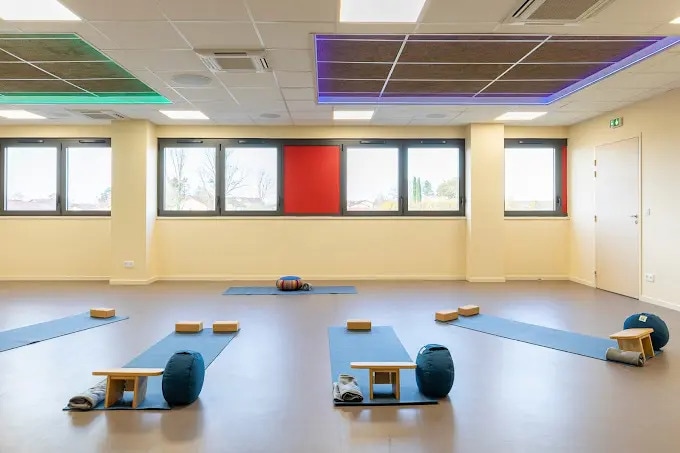 244 Rue Du Point Du Jour, Saint-Denis-lès-Bourg for lease - Interior Photo - Image 2 of 25