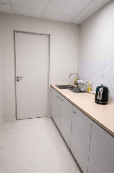 Retail in Marseille for lease - Interior Photo - Image 3 of 6