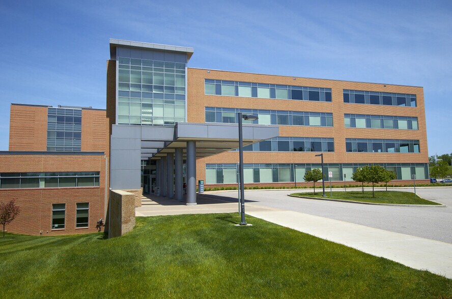 1011 Bowles Ave, Fenton, MO à louer - Photo du bâtiment - Image 2 de 8