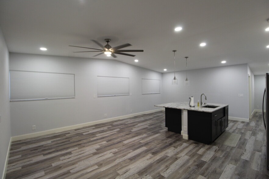 1662 Independence Blvd, Sarasota, FL à louer - Photo du bâtiment - Image 2 de 11