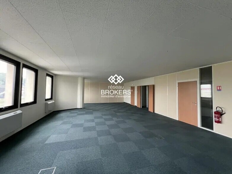 Office in Saclay for lease - Interior Photo - Image 2 of 8