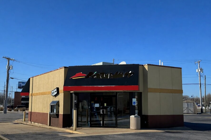 75 Pine Lake Ave, La Porte, IN à vendre - Photo du bâtiment - Image 2 de 5