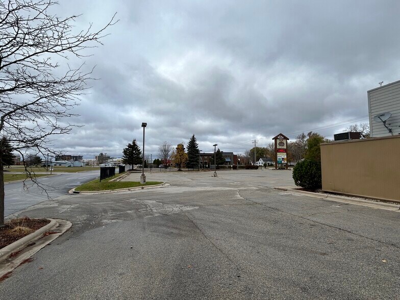 859 Lombardi Ave, Green Bay, WI à vendre - Photo du bâtiment - Image 3 de 11