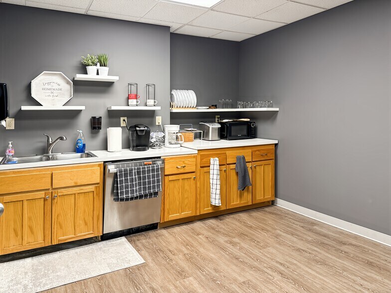 16700-17000 W Bluemound Rd, Brookfield, WI à louer - Photo intérieure - Image 1 de 7