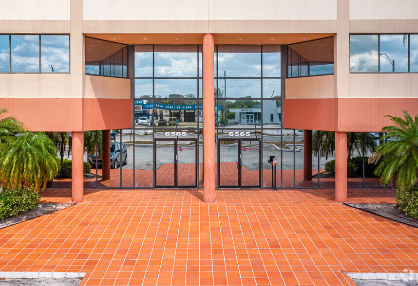 6565 Taft St, Hollywood, FL for lease - Building Photo - Image 2 of 16