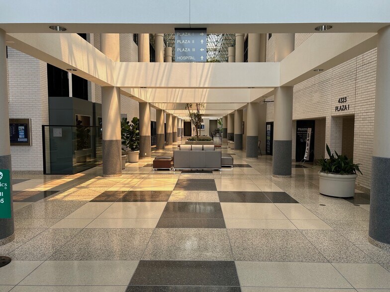 4323 N Josey Ln, Carrollton, TX à louer - Hall d’entrée - Image 3 de 5