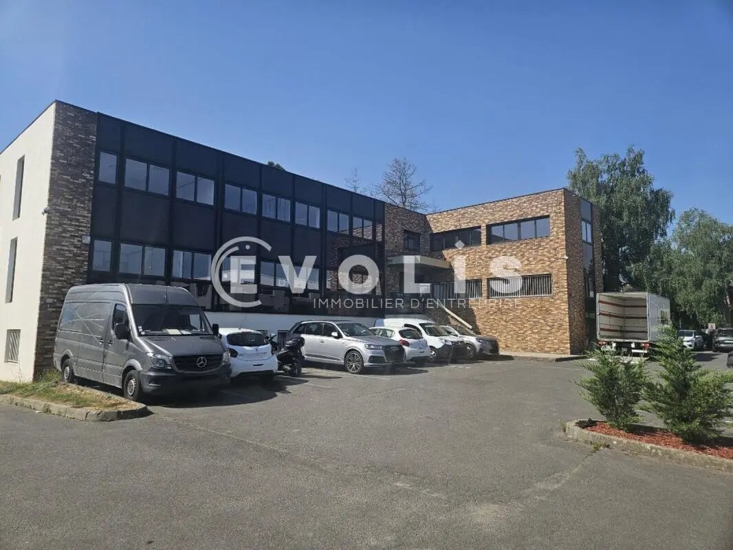 Office in Les Ulis for lease Building Photo- Image 1 of 11