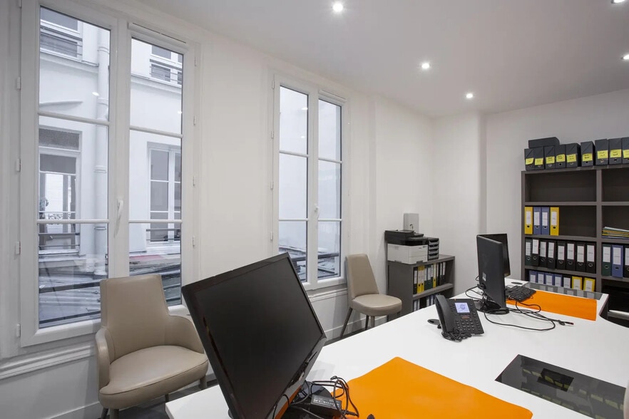 11 Rue Blanche, Paris for sale - Interior Photo - Image 2 of 22