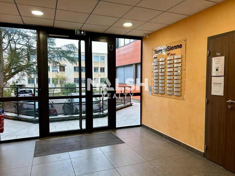 Bureau dans CHAMPAGNE-AU-MONT-D'OR à vendre - Hall d’entrée - Image 3 de 11