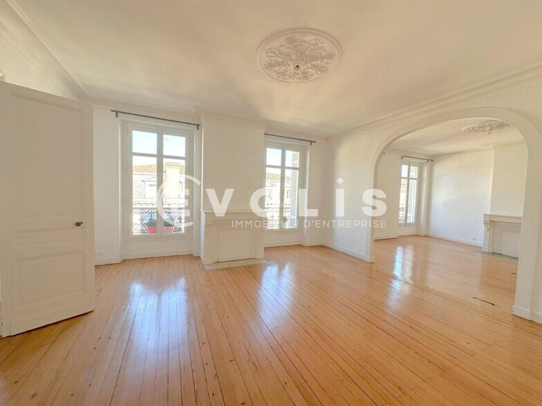 Office in Bordeaux for lease - Interior Photo - Image 2 of 5