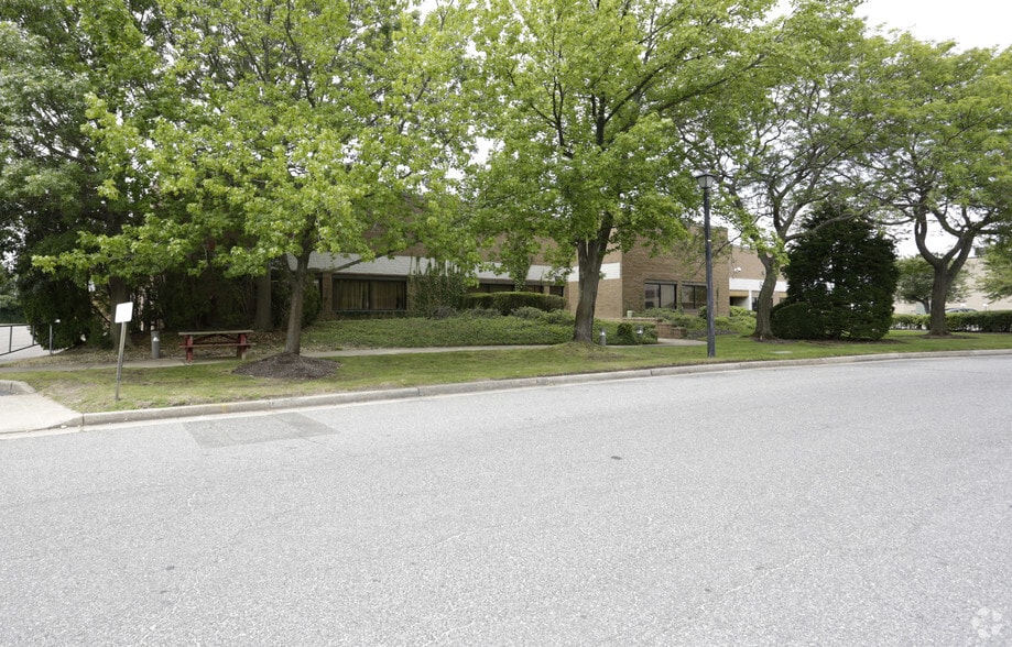 81 Executive Blvd, Farmingdale, NY for lease - Building Photo - Image 2 of 4