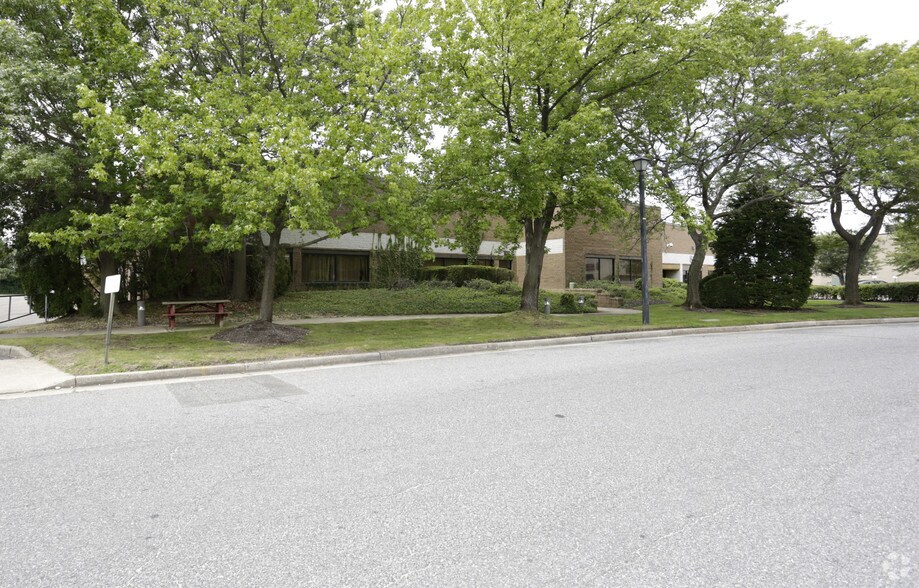 81 Executive Blvd, Farmingdale, NY à louer - Photo du bâtiment - Image 2 de 4