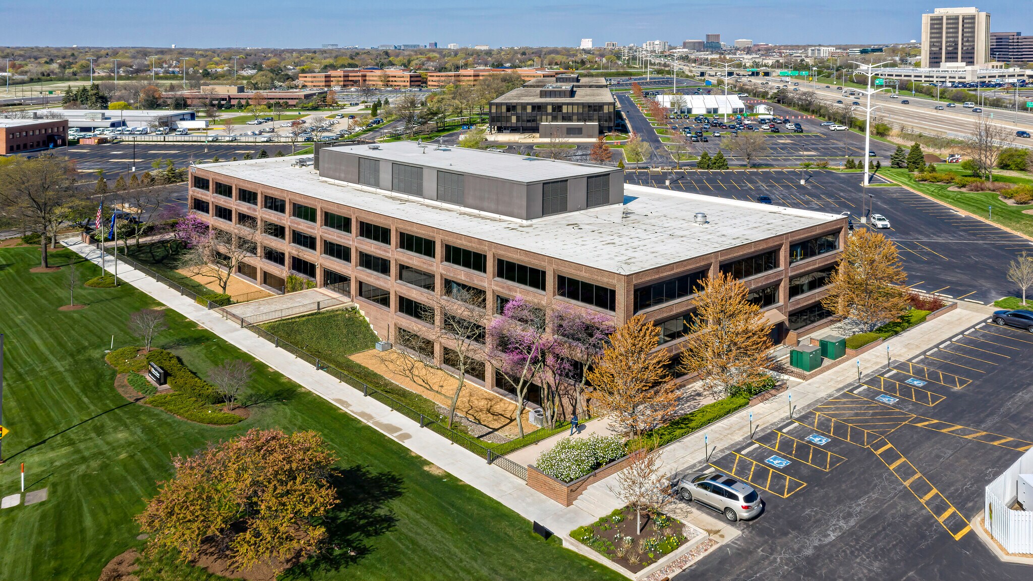 1200 Jorie Blvd, Oak Brook, IL à louer Photo du bâtiment- Image 1 de 14