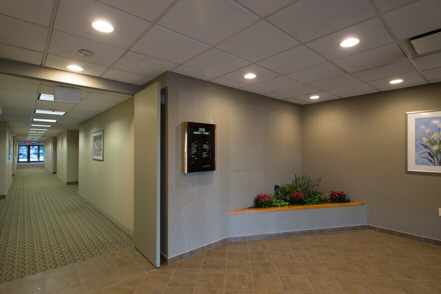 299 Market St, Saddle Brook, NJ à louer - Photo intérieure - Image 2 de 8