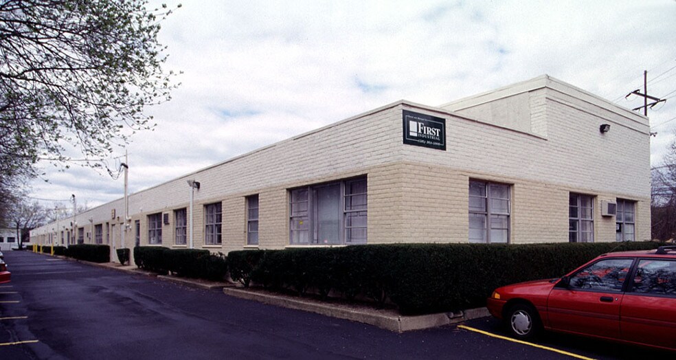 201-223 Park Ave, Hicksville, NY à louer - Photo du bâtiment - Image 2 de 17