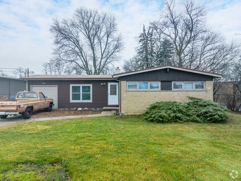 2411 Warrenville Rd, Downers Grove, IL à vendre - Photo du bâtiment - Image 2 de 6