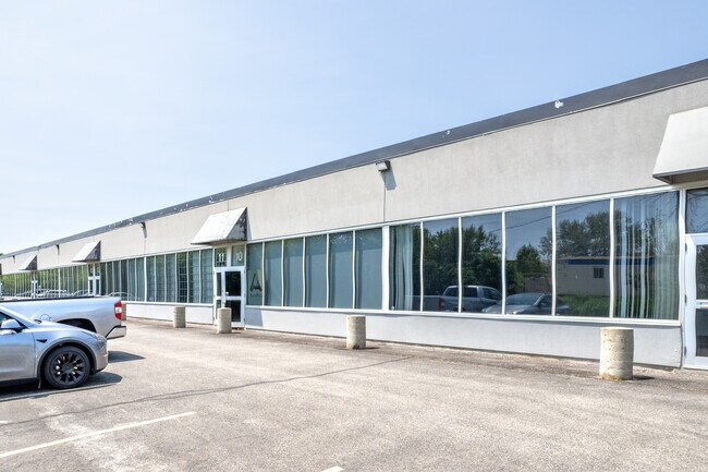 Plus de détails pour 1040 Martin Grove Rd, Toronto, ON - Industriel à vendre