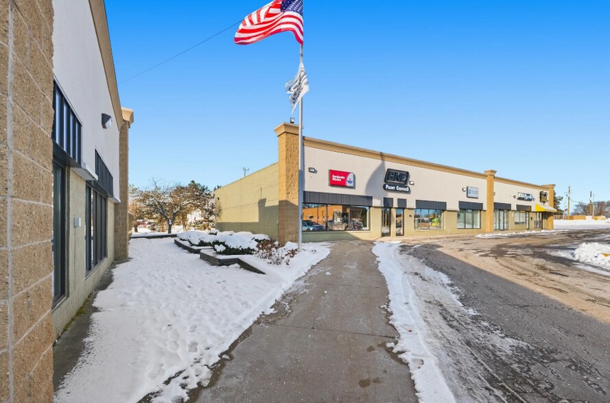 664-704 S Lapeer Rd, Lk, Lake Orion, MI à vendre - Photo du bâtiment - Image 2 de 8