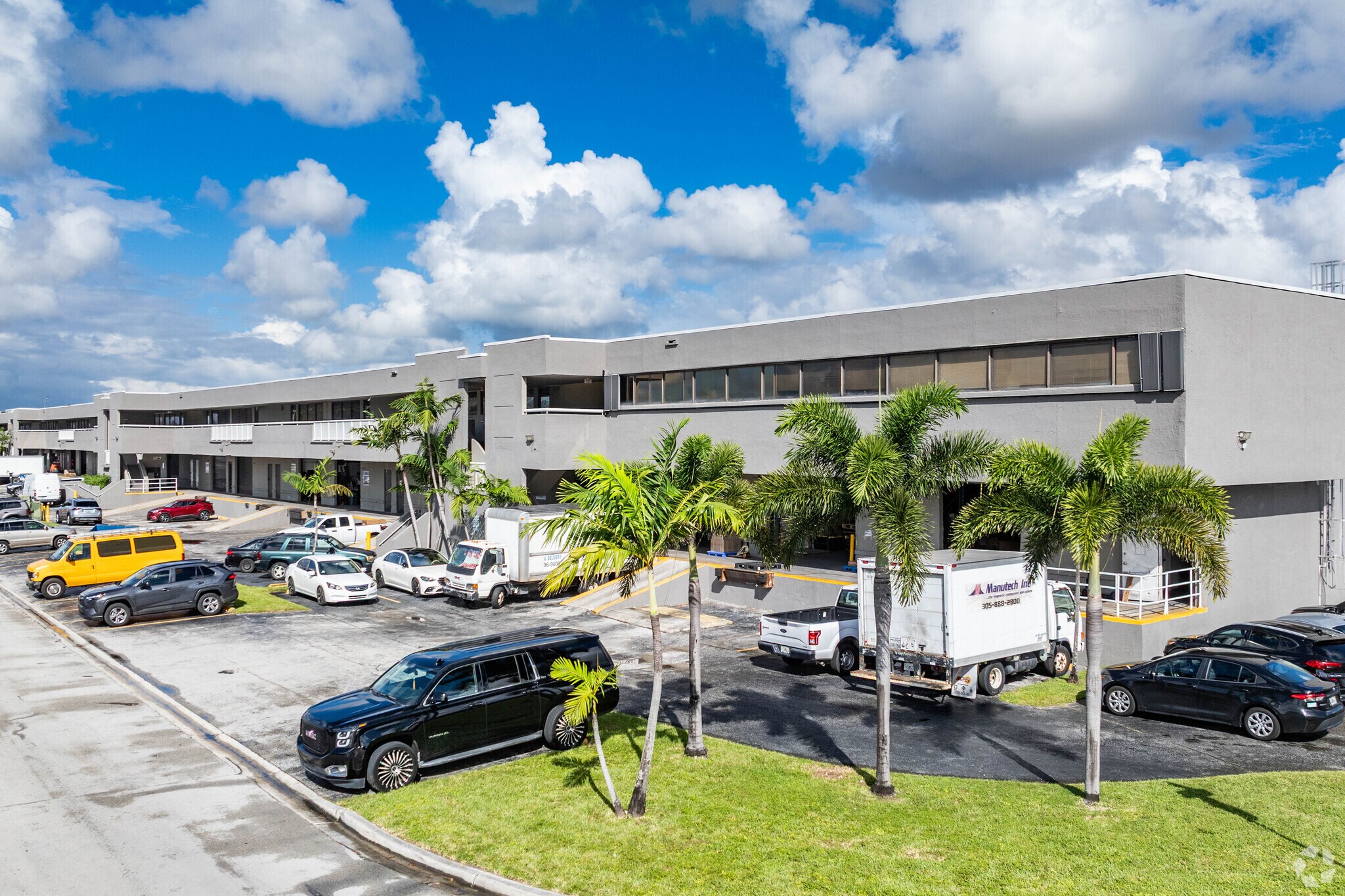 7901-8195 NW 67th St, Miami, FL à louer Photo principale- Image 1 de 29