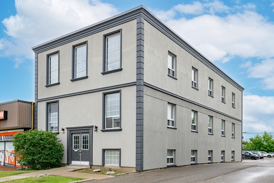 337 King St W, Oshawa, ON à louer - Photo du bâtiment - Image 1 de 5