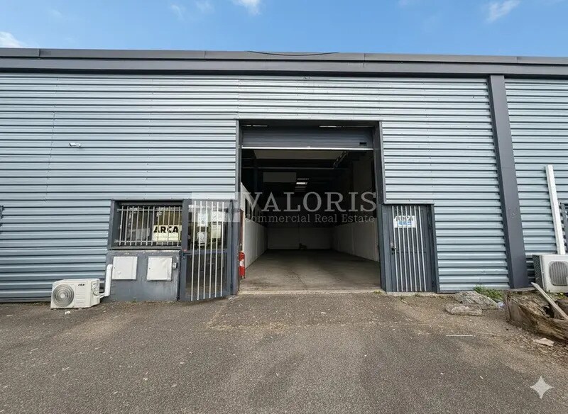 Flex in Décines-Charpieu for lease - Building Photo - Image 2 of 5