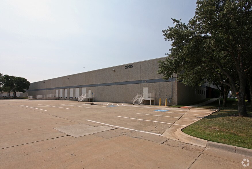 2205 Hutton Dr, Carrollton, TX for lease - Building Photo - Image 2 of 8