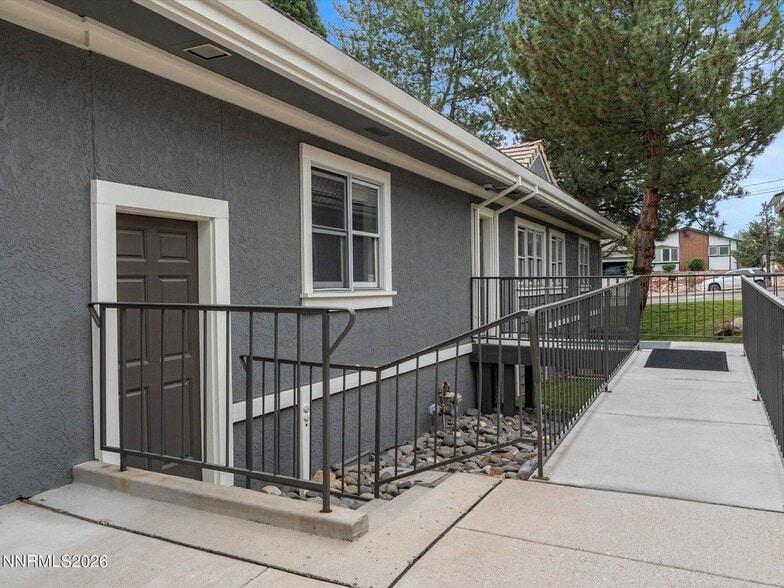 441 W Plumb Ln, Reno, NV à vendre - Photo du bâtiment - Image 3 de 53