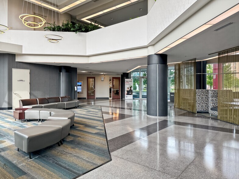 6160 N Summit Dr, Brooklyn Center, MN à louer - Photo intérieure - Image 3 de 13