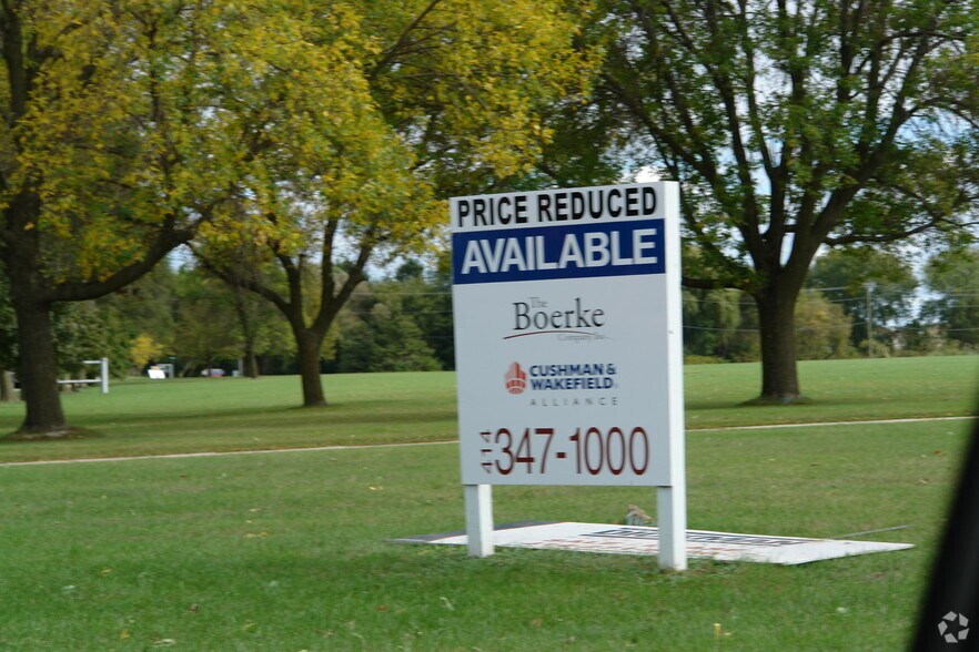 100 S CP Ave, Lake Mills, WI à louer - Photo du bâtiment - Image 2 de 5