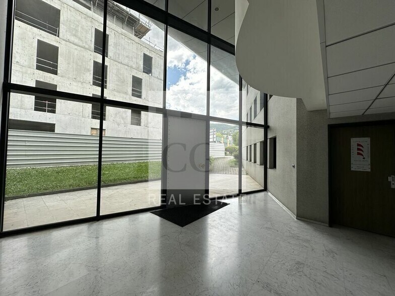 Bureau dans Meylan à louer - Hall d’entrée - Image 2 de 5