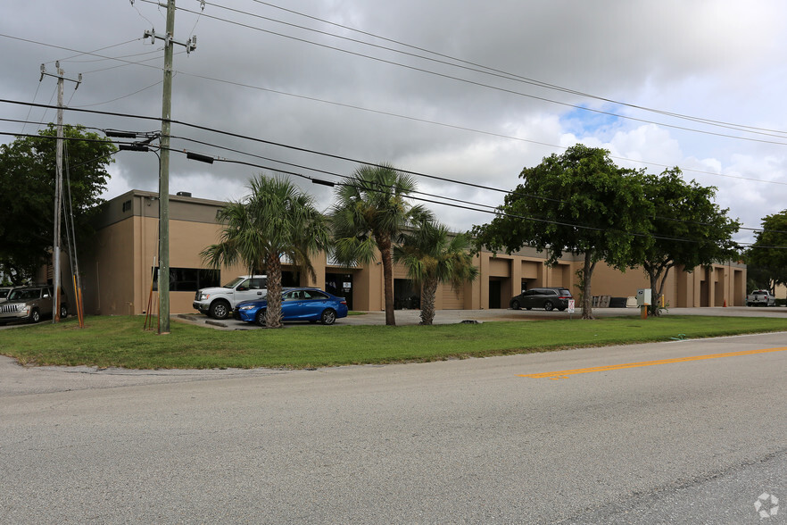 8111 Garden Rd, Riviera Beach, FL for lease - Primary Photo - Image 1 of 12