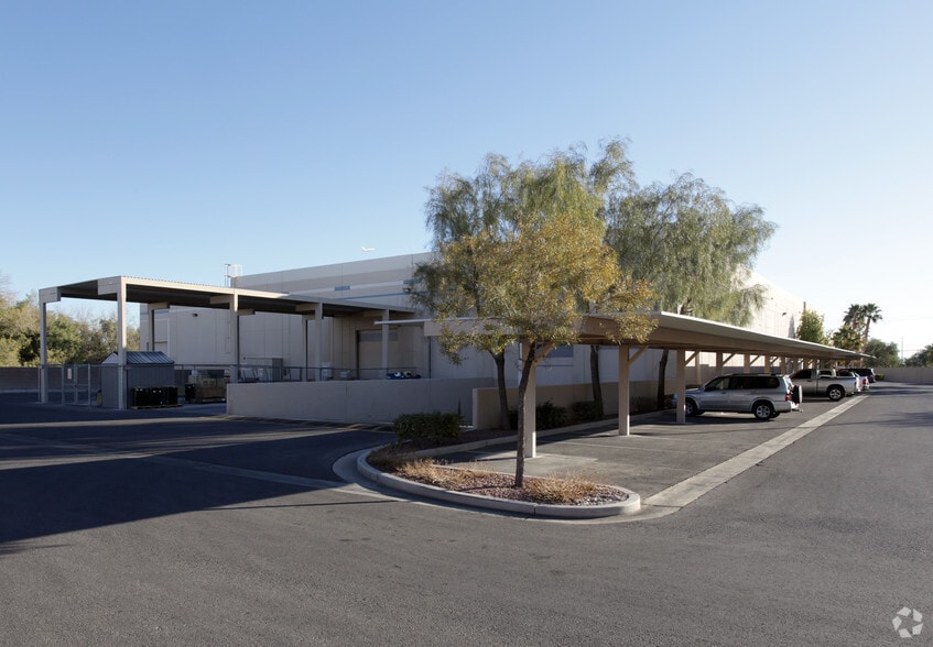 1660 Pama Ln, Las Vegas, NV à louer - Photo du bâtiment - Image 3 de 5