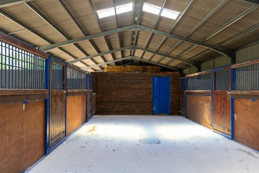 Cox Green Lane, Rudgwick, Horsham for lease - Interior Photo - Image 2 of 6