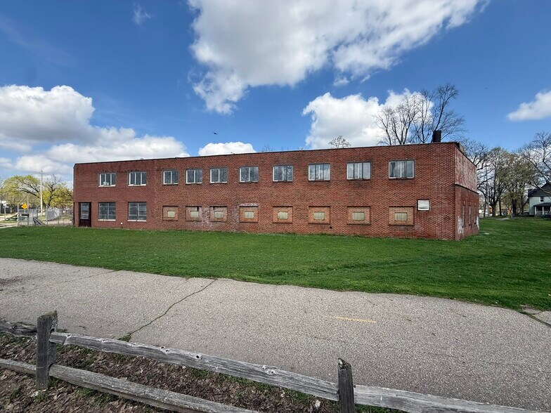 808 Cobb Ave, Kalamazoo, MI à vendre - Photo du bâtiment - Image 2 de 3