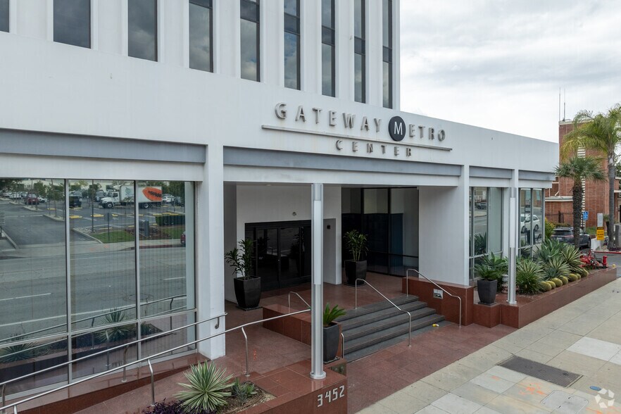 3452 E Foothill Blvd, Pasadena, CA à louer - Photo du bâtiment - Image 2 de 10