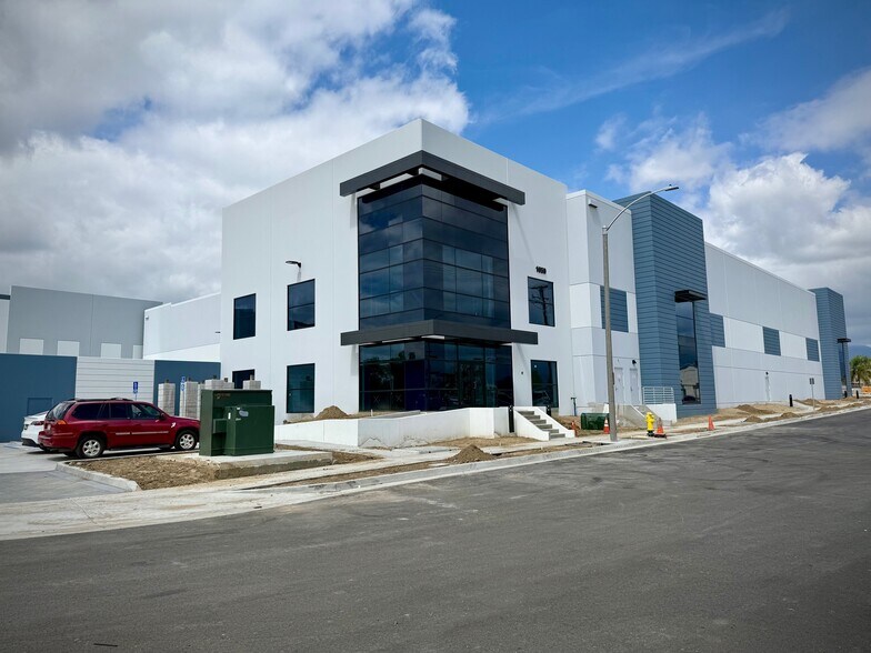 1050 E Holt Blvd, Ontario, CA à vendre - Photo du bâtiment - Image 3 de 7