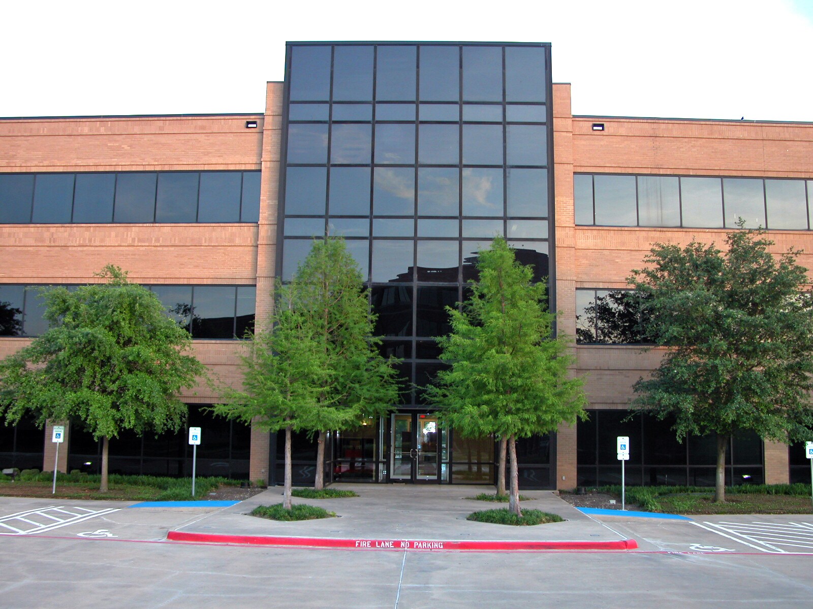 2050 N Greenville Ave, Richardson, TX à louer Photo du bâtiment- Image 1 de 13