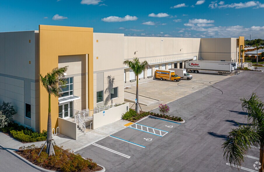 1210 SW 35th Ave, Boynton Beach, FL à louer - Photo du bâtiment - Image 2 de 14