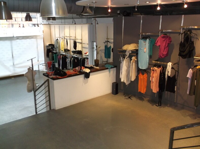 5428 Boul Saint-Laurent, Montréal, QC à vendre - Photo intérieure - Image 2 de 10