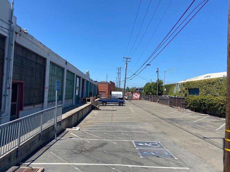 954 60th St, Oakland, CA à louer - Photo du bâtiment - Image 3 de 7