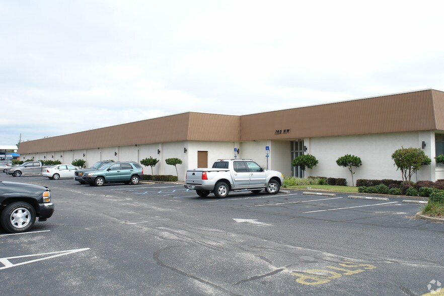 749 Beal Pky, Fort Walton Beach, FL à louer - Photo du bâtiment - Image 3 de 12