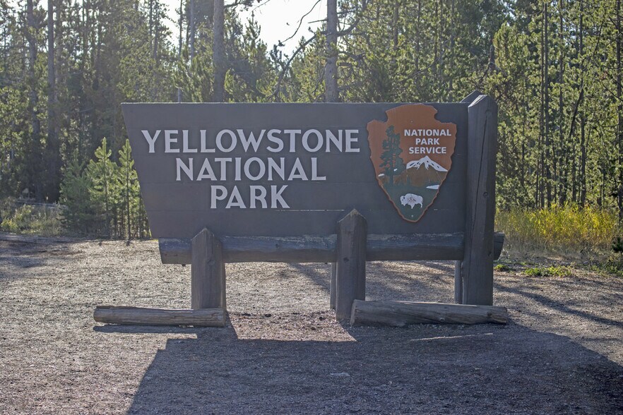 225 N Geyser St, West Yellowstone, MT à vendre - Photo du bâtiment - Image 2 de 32