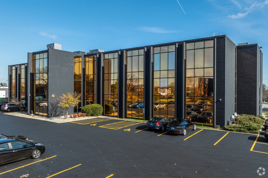 799 Roosevelt Rd, Glen Ellyn, IL à louer - Photo du bâtiment - Image 1 de 22