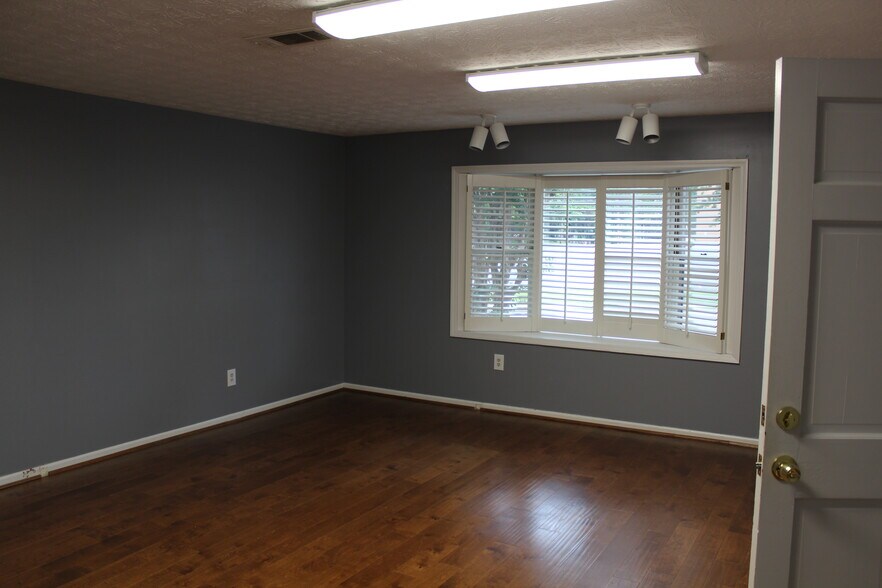 2931 Lewis St, Kennesaw, GA for lease - Interior Photo - Image 2 of 5