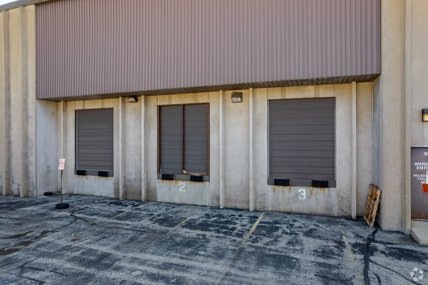 9011-9045 N Deerwood Dr, Brown Deer, WI for lease - Building Photo - Image 3 of 20