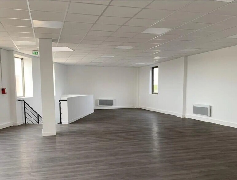 Local d'activités dans Stains à vendre - Photo du bâtiment - Image 3 de 7